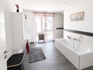 Familien-Bad mit Dusche und Wanne