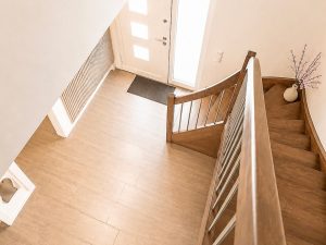 Treppenhaus mit hochwertiger Holztreppe